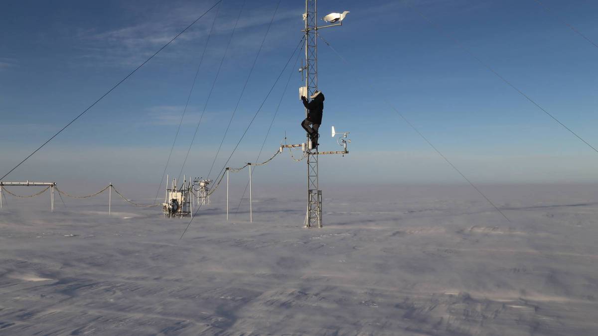 Maintenance work at the meteorological tower at Neumayer-Station III, Antarctic. (Photo: Elke Ludewig)